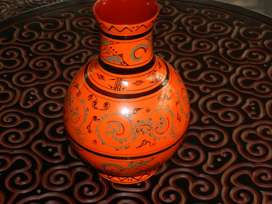 "野王纻器"——仿汉代云气纹漆圆瓶