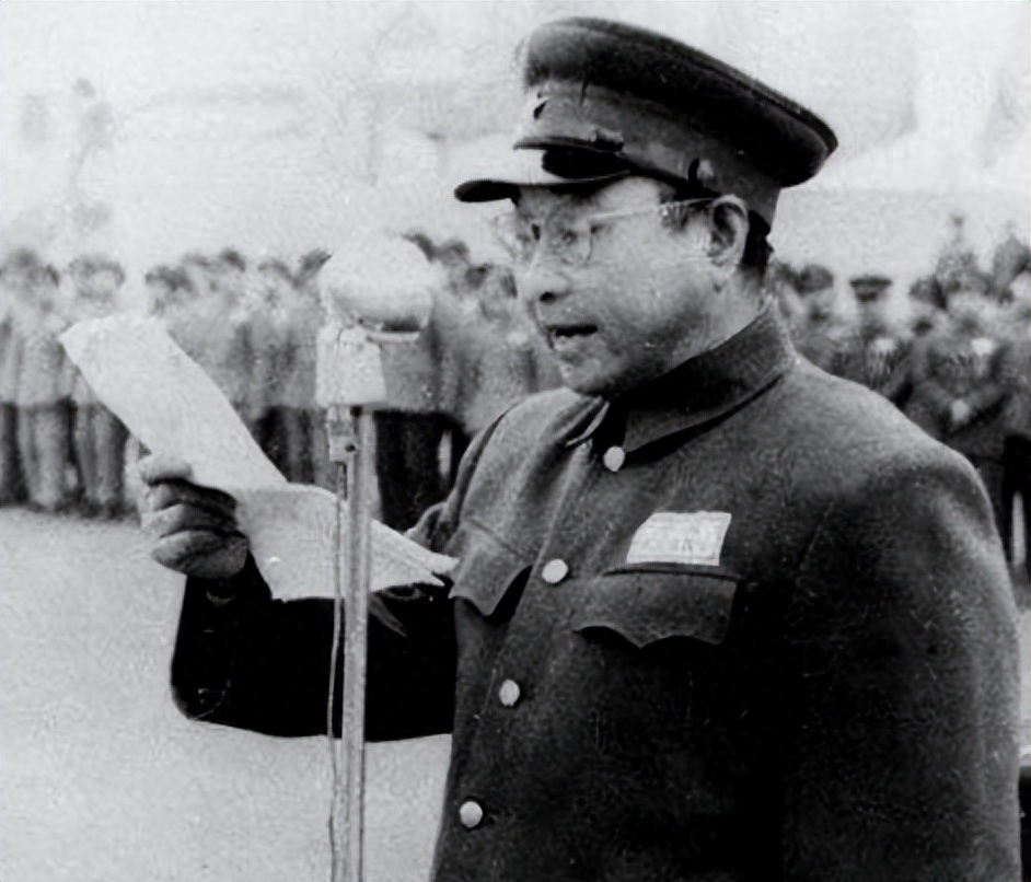 许世友放下刀指着路过的陈赓大吼戴眼镜的你在这瞎指点啥呢