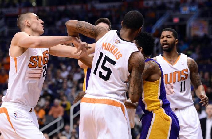 尼克杨在湖人效力时一打五,当时科比在干嘛,他为何不帮忙?