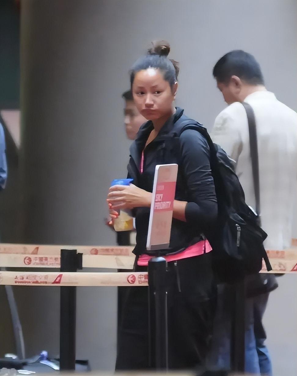 瞿颖彻底放弃自我!皮肤"黑成碳",身材壮硕与名模范儿毫不相关