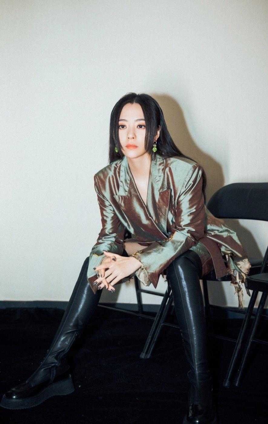 张天爱的穿搭确实高招,西装腰间挖2洞,配长筒靴秀大长腿蚂蚁腰