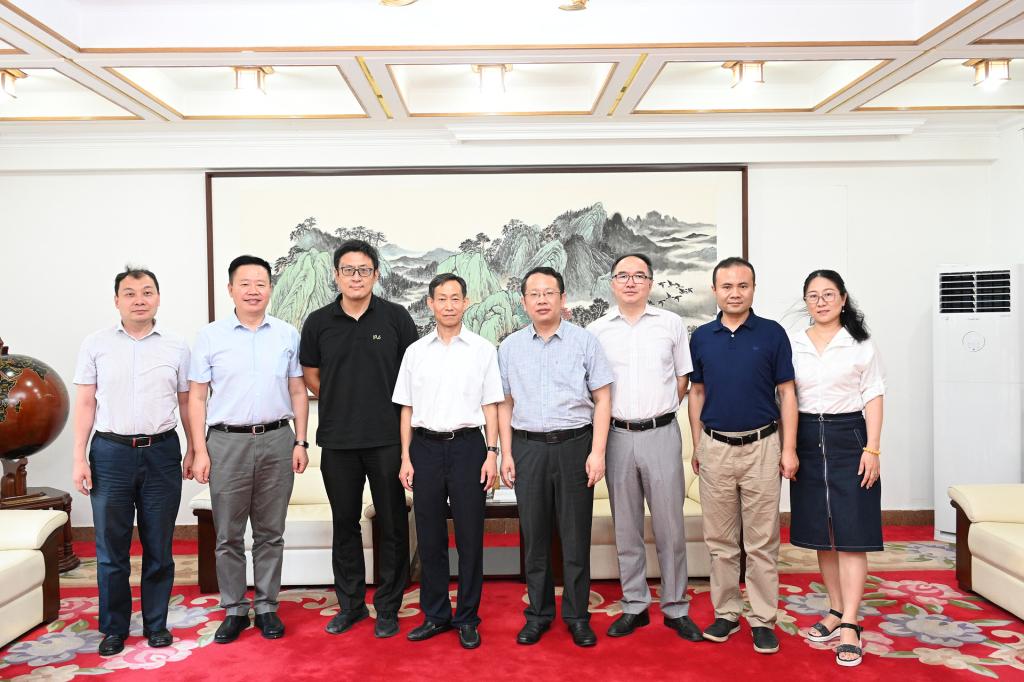 徐坤校长会见商务部对外投资和经济合作司司长王胜文一行