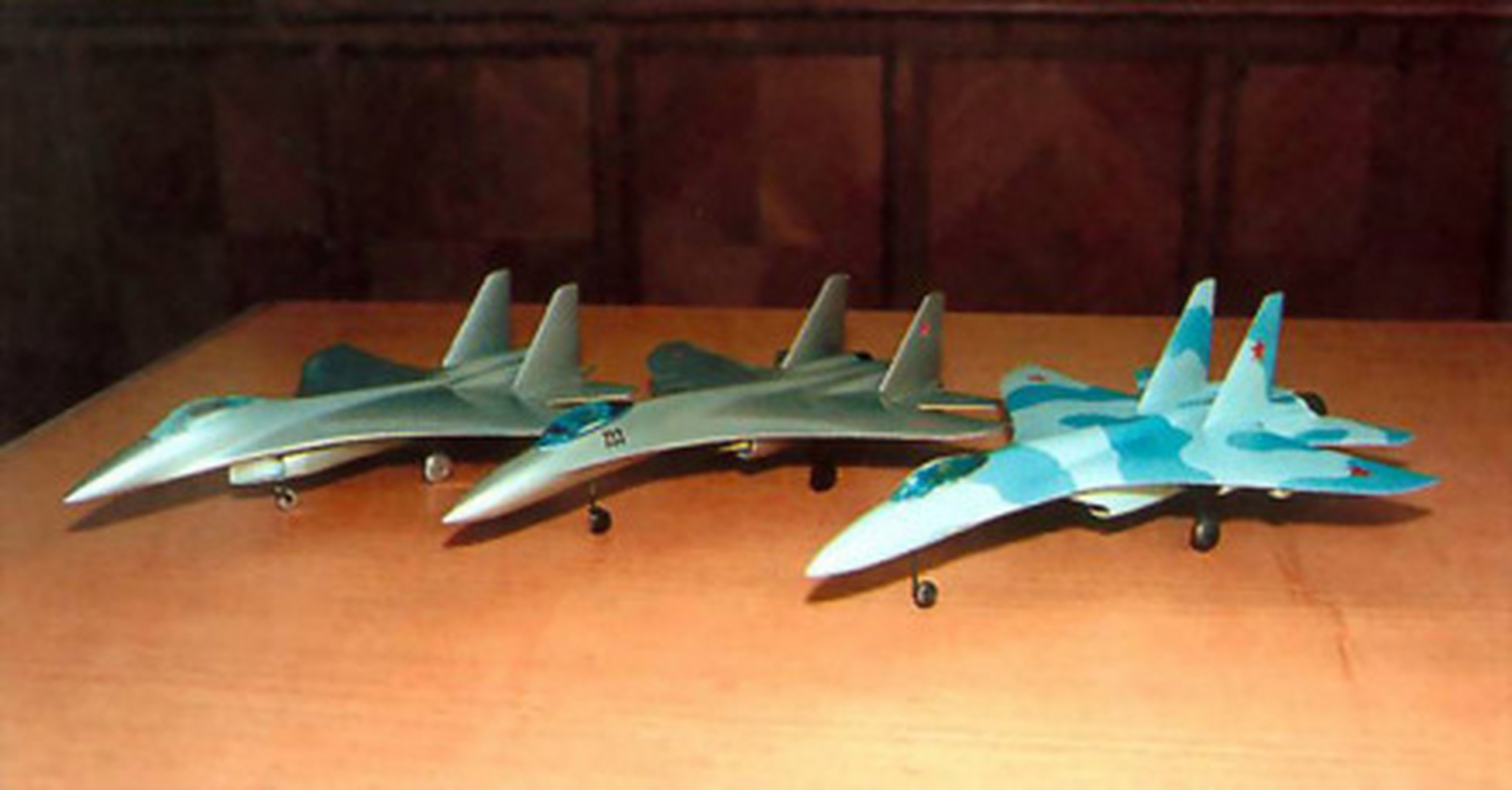 研制历程 根据苏联国防部的命令,苏霍伊设计局开始了t-10原型机方案的