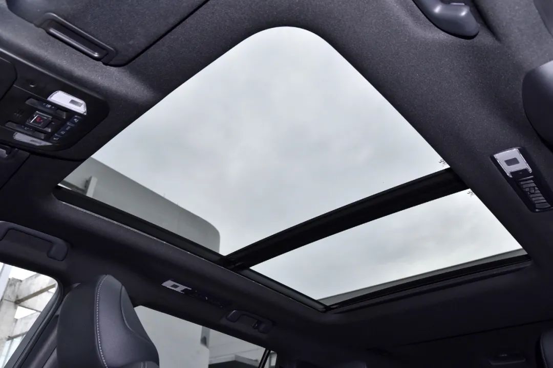 (皇冠陆放的深色车内顶棚)