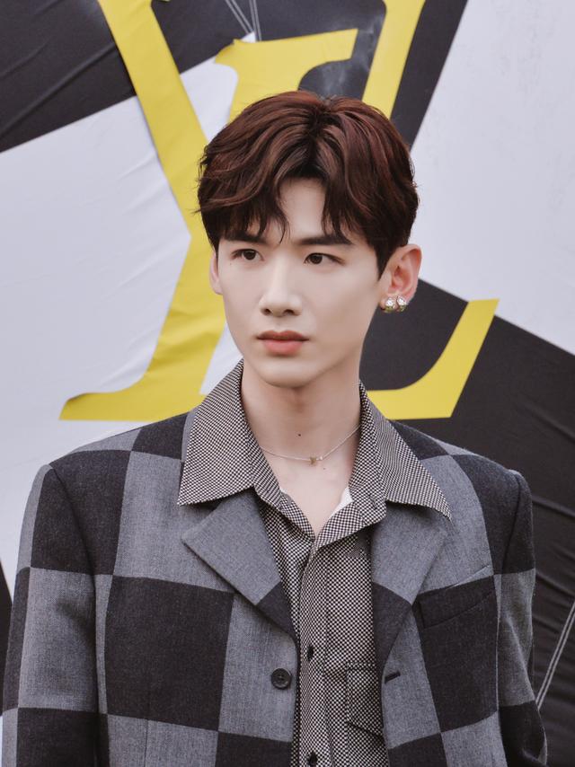 简约款式怎么穿出高级感?白敬亭卫衣搭配牛仔,十分吸睛