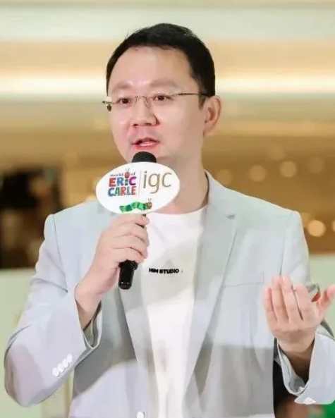 薛乐:36岁辞职广东台,回家带小孩,40岁成为网红,妻子是他骄傲