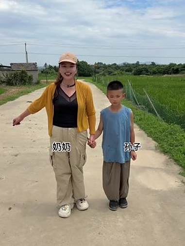 今天凉快带上孙子回老家来了,来上一曲