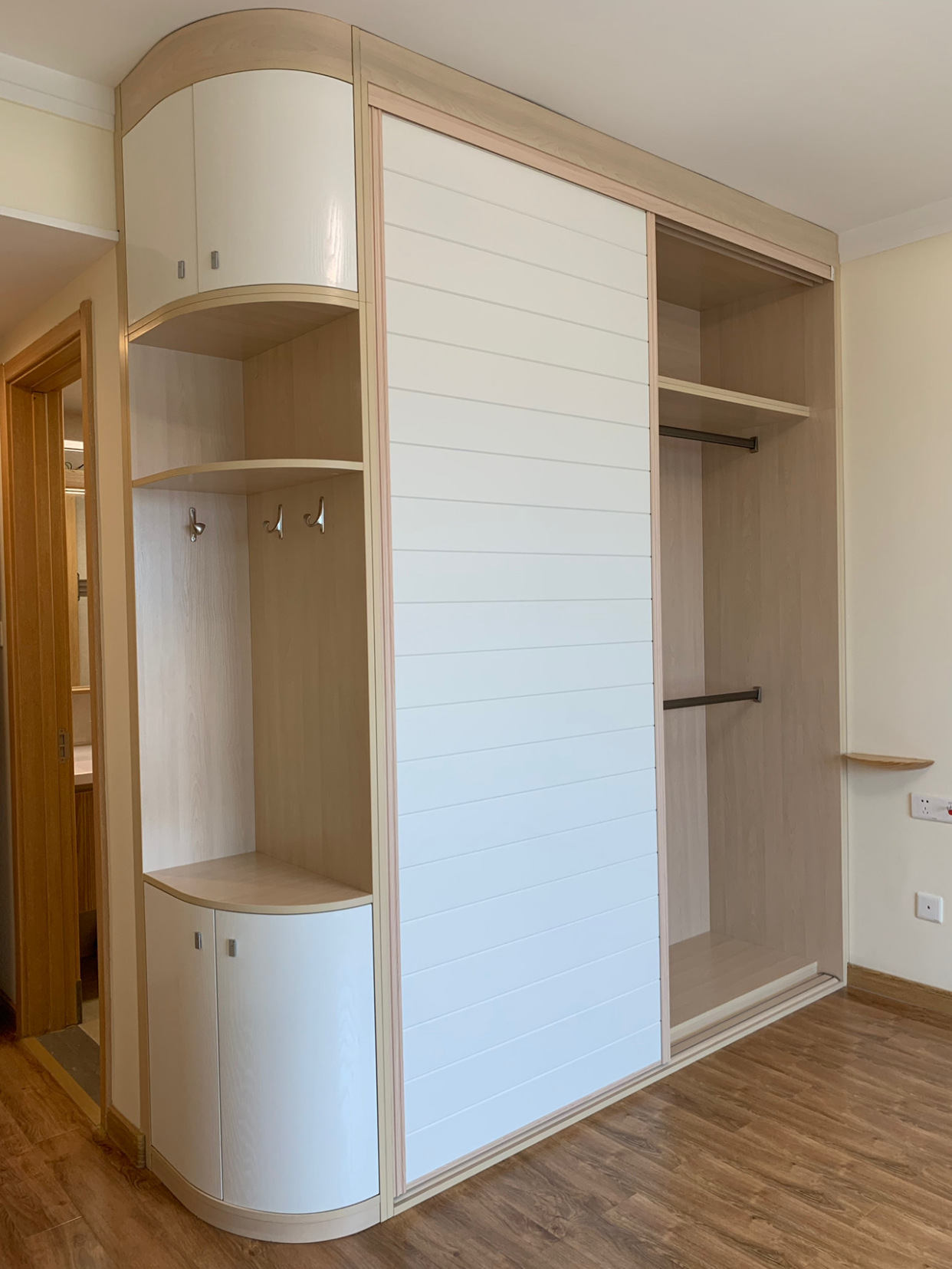 为什么现在越来越多的人不喜欢用圆弧角衣柜设计了?