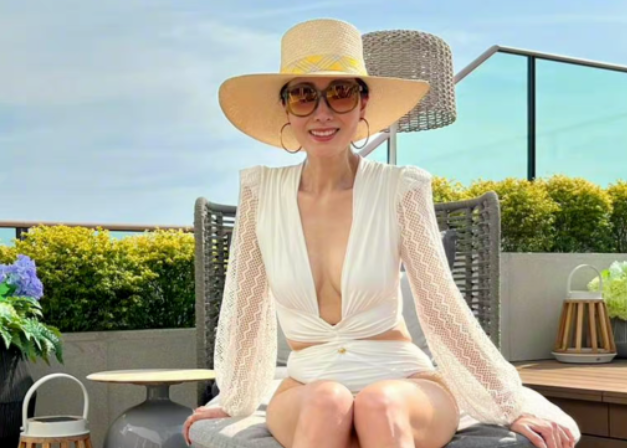 52岁李嘉欣穿比基尼秀身材,宛如十八岁,但被网友骂惨