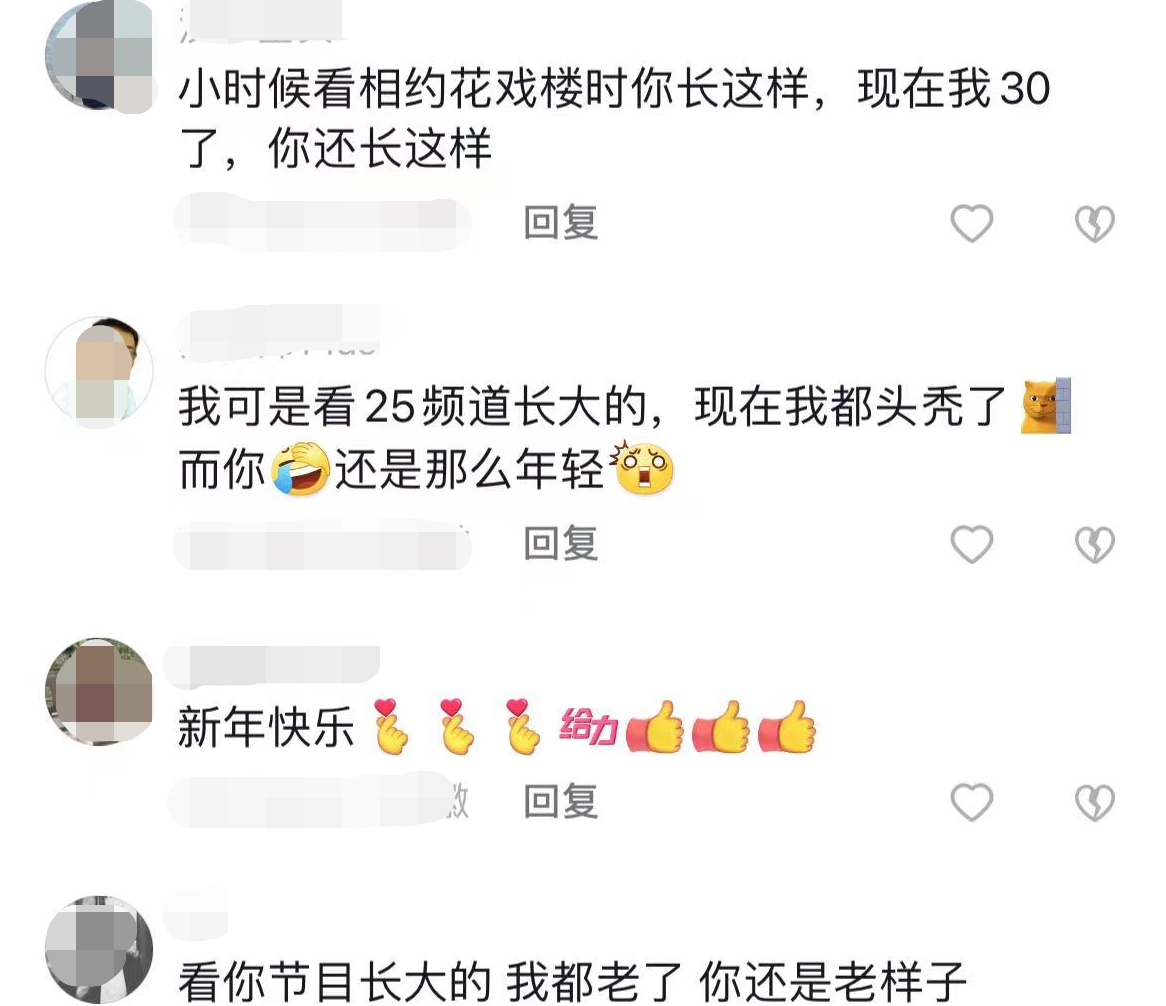 名主持马滢携总裁老公恩爱现身,全家豪宅前合影,女儿丹凤眼像爸