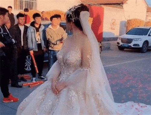 案例|新娘婚纱脱落,亲友团面前走光,新郎:我的脸都被你丢尽了