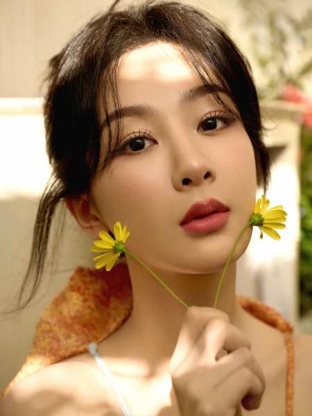 杨紫不知不觉已经31岁了,生日美照出炉,大明星的舒展自然模样,努力了