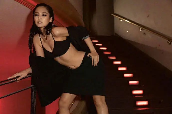 性感诱人!jennie释出蕾丝内衣大片,烟熏妆搭配湿发令人心动!