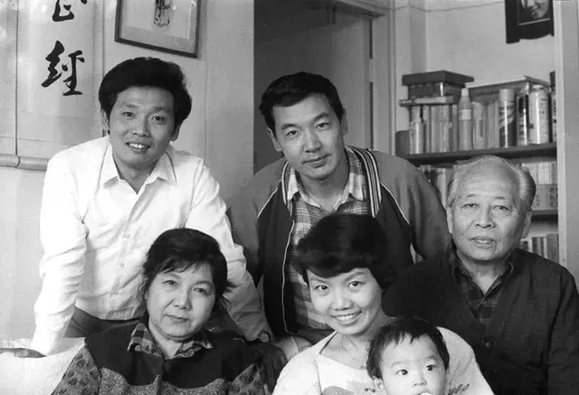 新凤霞逝世十年后,儿子儿子吴欢回忆称:周总理也曾夸我妈漂亮