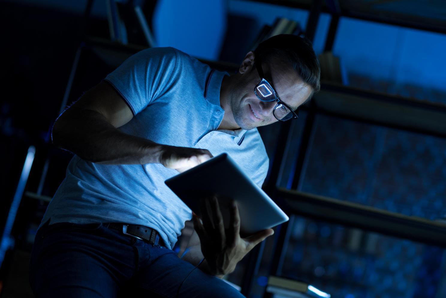 常熬夜打游戏可致4点健康问题注意补充多种维生素