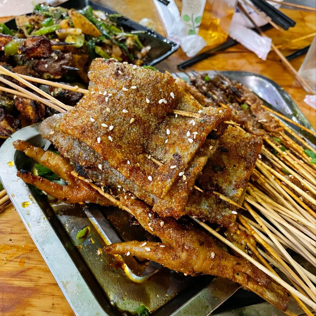 重庆晚上7点才开门的店,靠5元1串的小吃称神,等3个小时也愿意