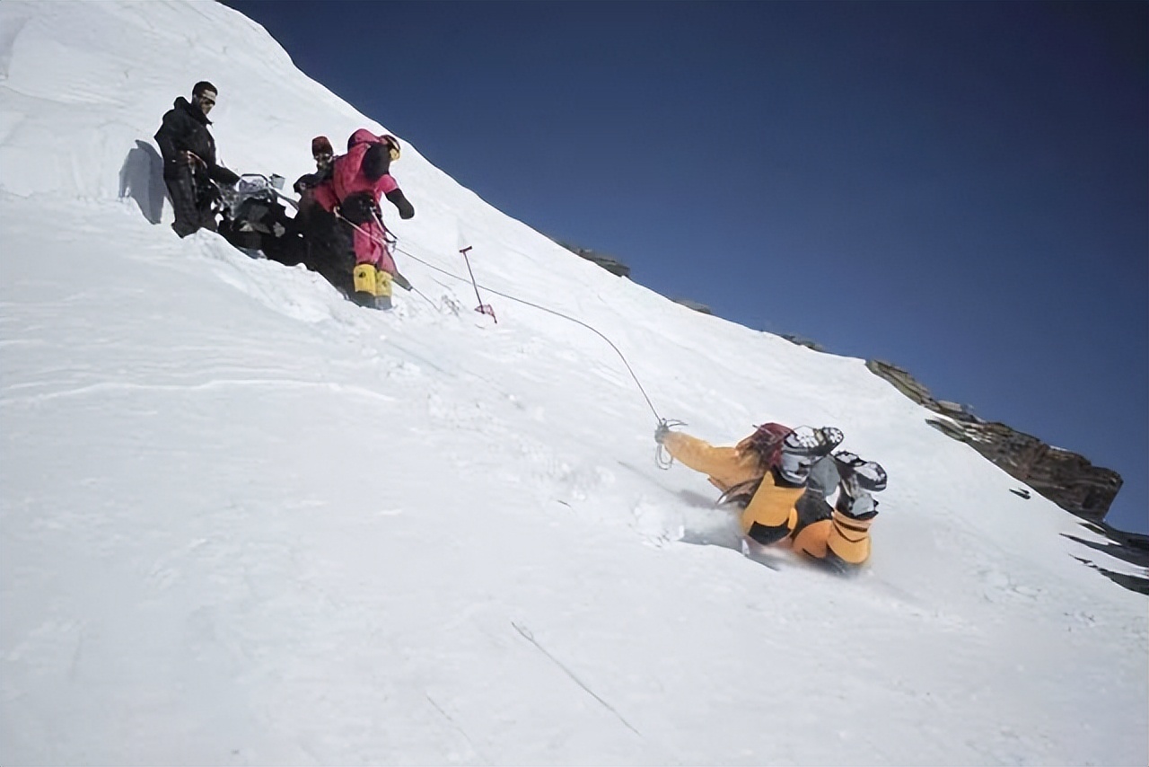 k2乔戈里峰登山事件,世界最难攀登高峰上发生的故事
