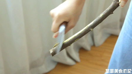 较粗的根部可以修根,把根部的皮削掉一点,用十字或一字型剪切法