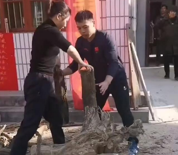 中国奥运冠军有多接地气?湛利军回老家搬柴火,新婚妻子不忘帮忙