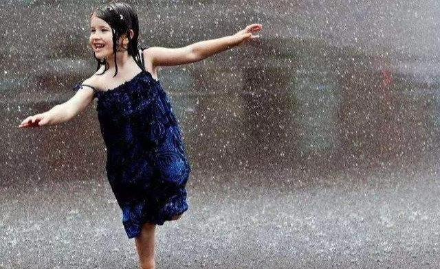一下雨宝宝就兴奋喜欢淋雨玩,宝妈担心长虱子不让去,这样好吗?