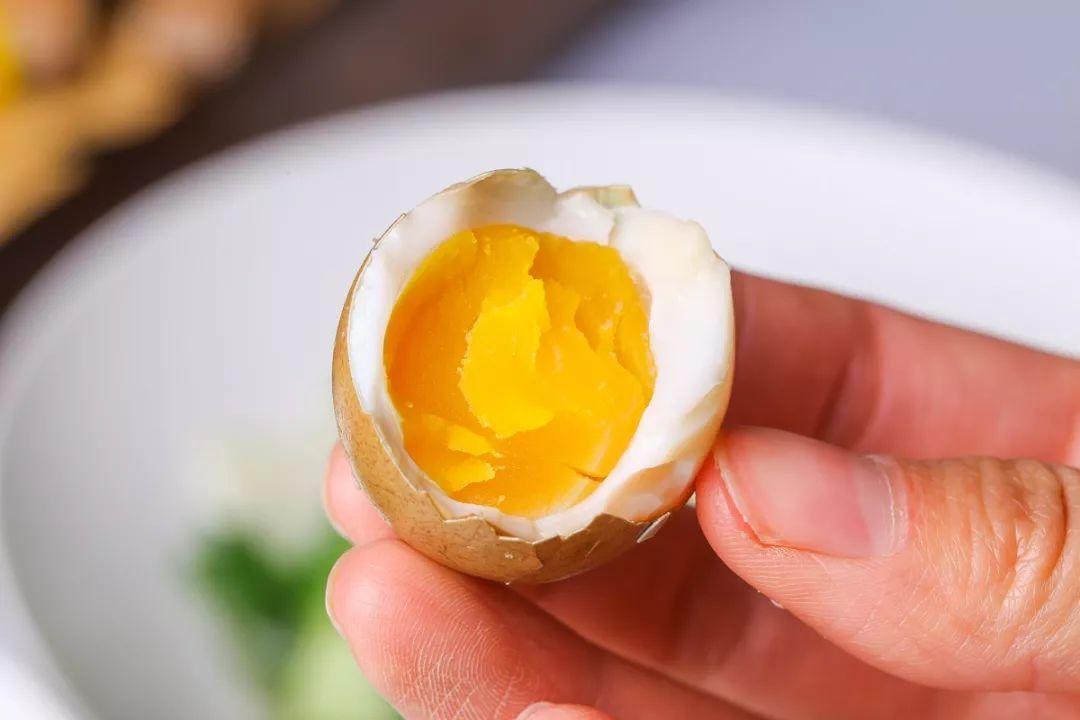 中老年人吃鸡蛋,真的只能吃蛋白,不能吃蛋黄吗?医生解答清楚