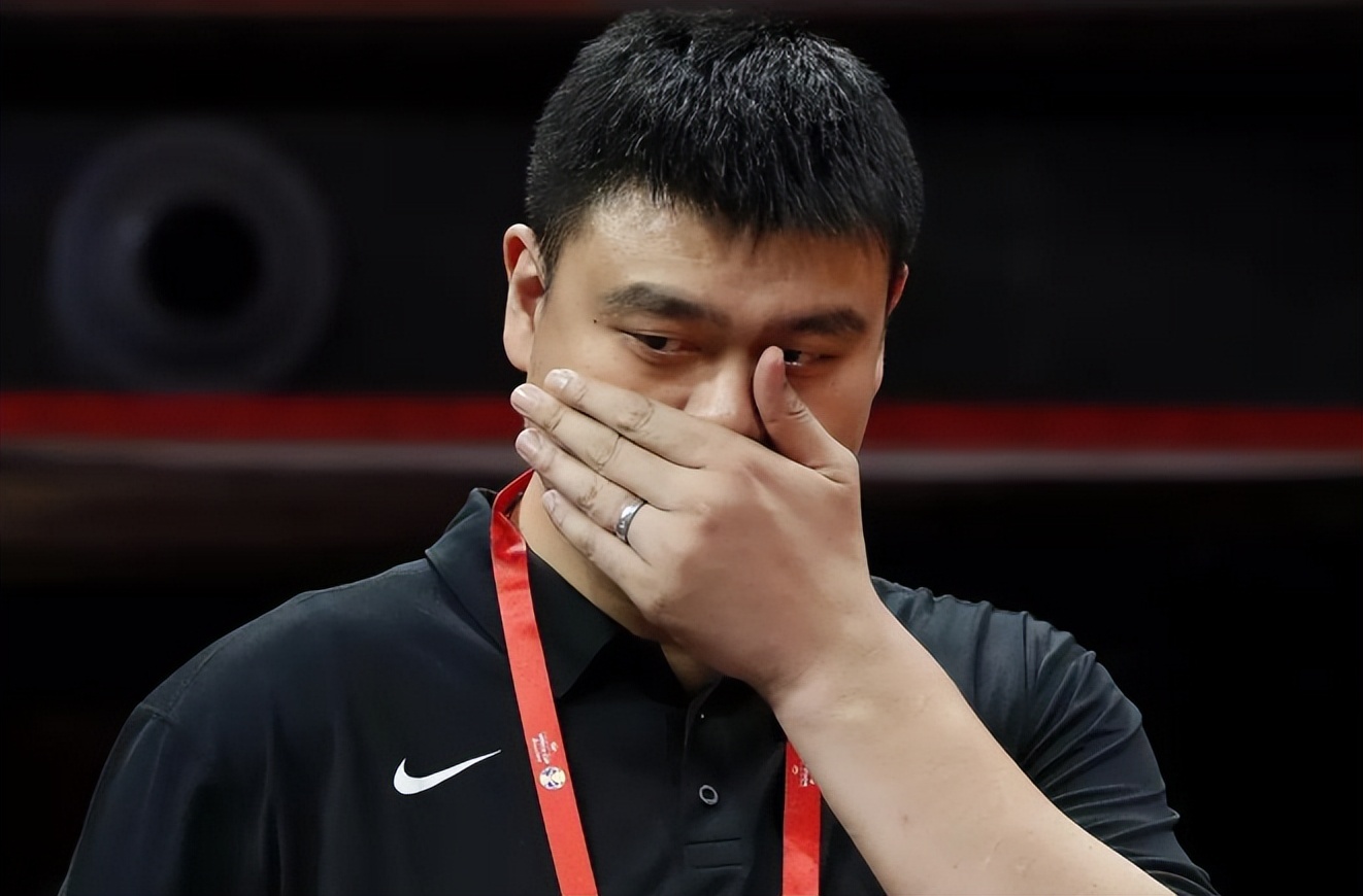 43岁姚明近照曝光,陪同领导慰问男篮队员,体重已跌落400斤以下