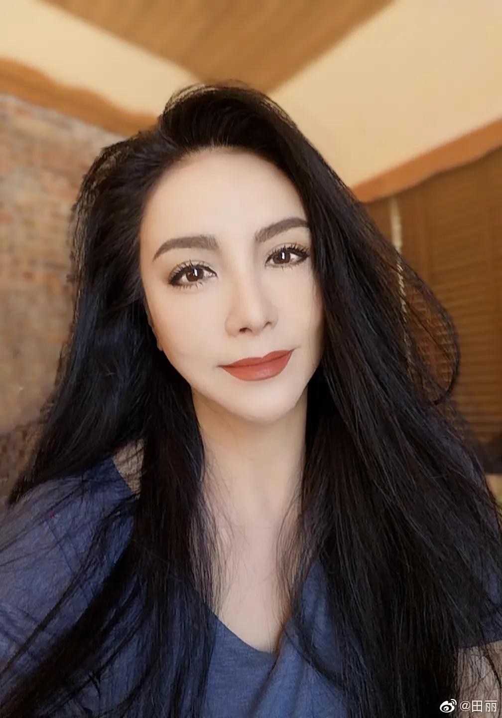 54岁田丽风韵犹存,解读《风云》颜盈在爱情跟名利间,最爱是自己