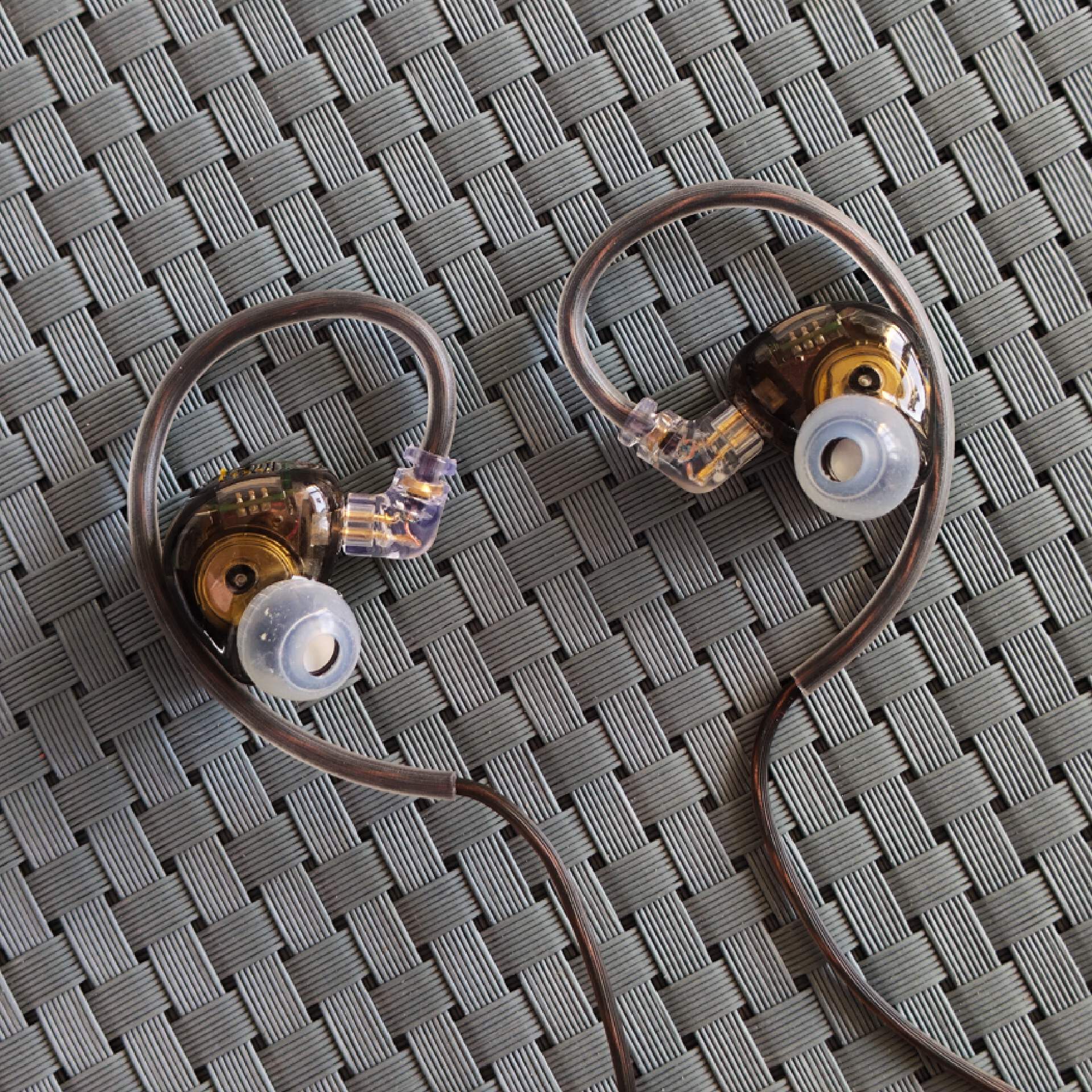 开箱搭载物理外挂的trn mt1 max可调音式动圈耳机