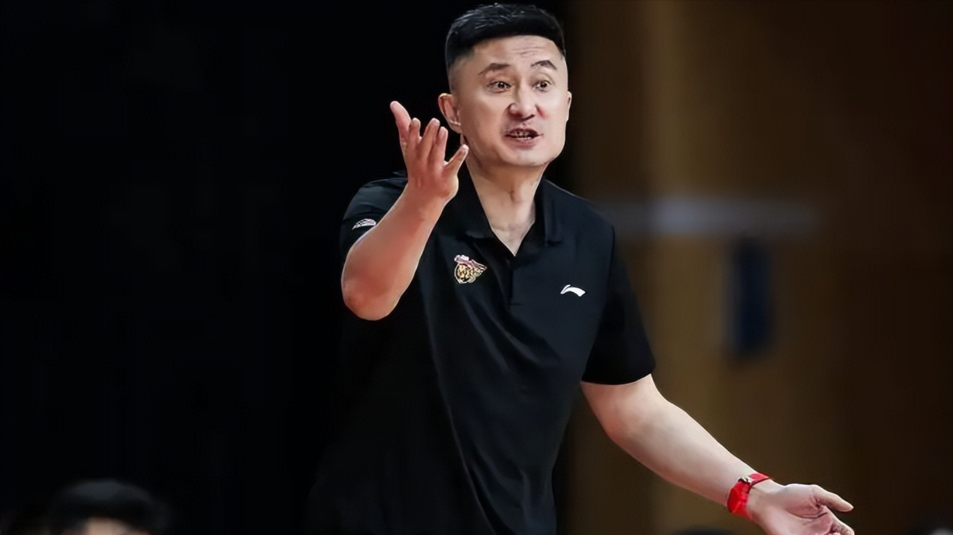 頭一回!cba裁判被國內籃球名宿表揚,馬健稱比nba更人性化