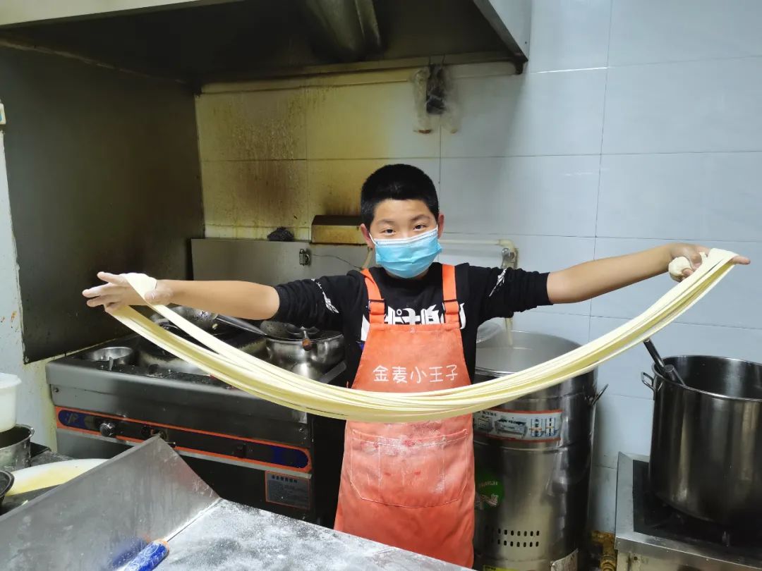托克托县12岁男孩拉面手艺娴熟惊呆食客
