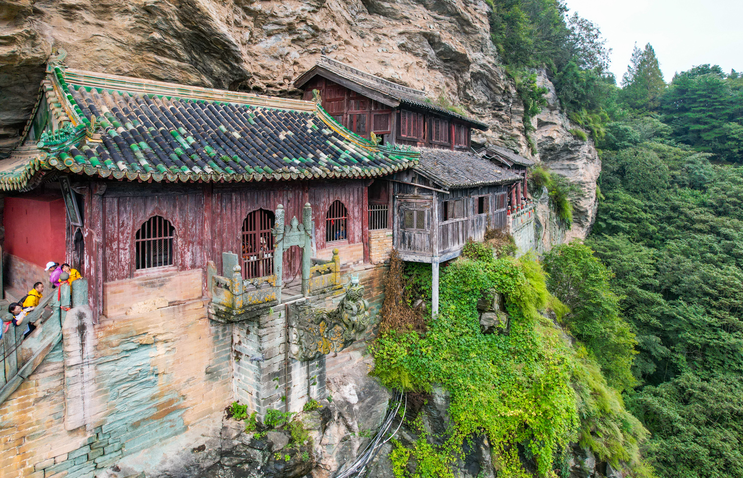 武当山南岩,张三丰在此炼丹,吕洞宾在此修道,陈抟写下卧佛睡寿