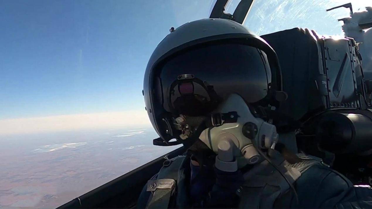 歼16双机重叠如一架,飞行员手势指挥僚机滚转,难怪视力要求高