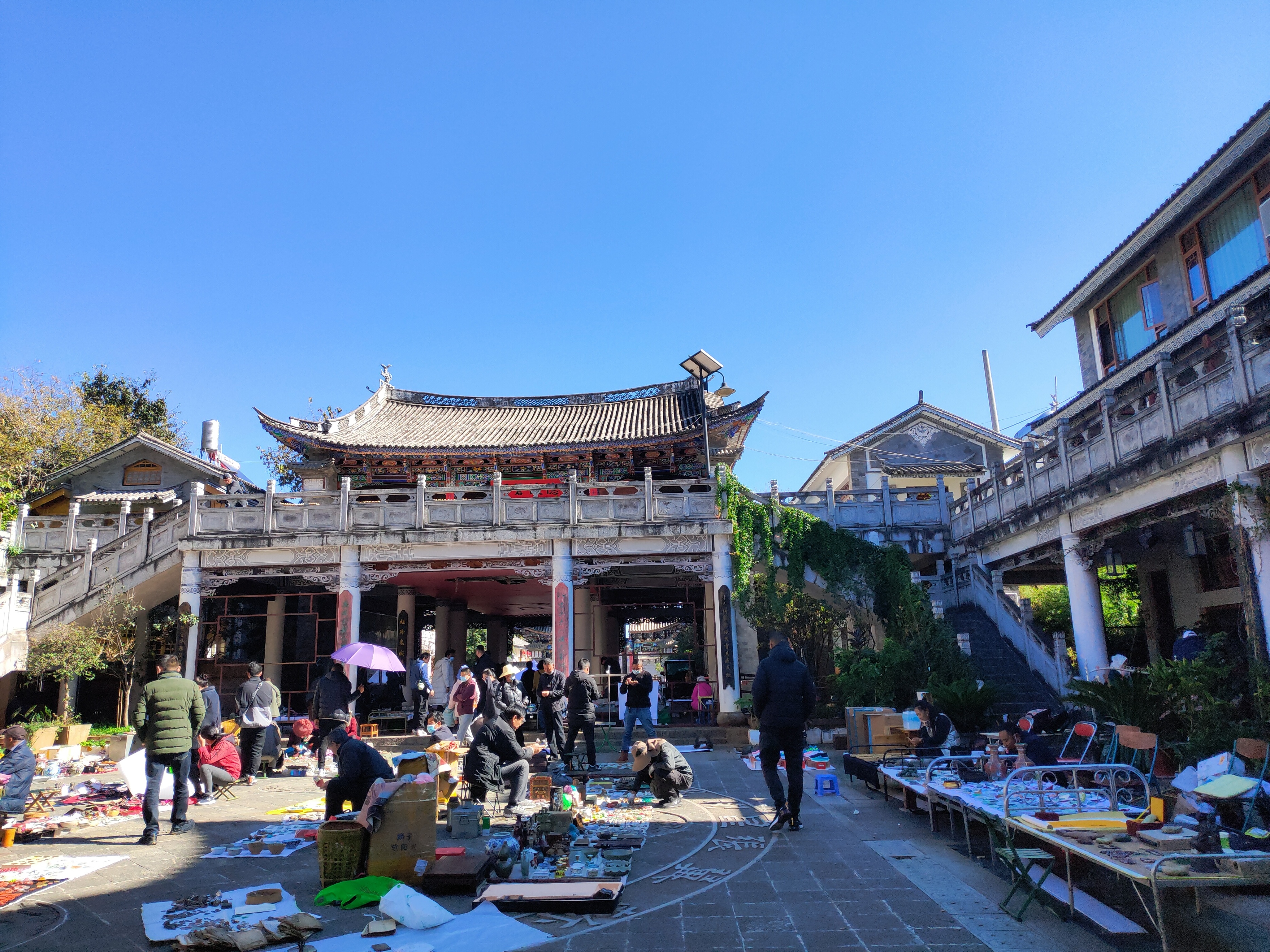 大理古城里藏着世界上唯一的本主武庙,如今已成为古玩市场