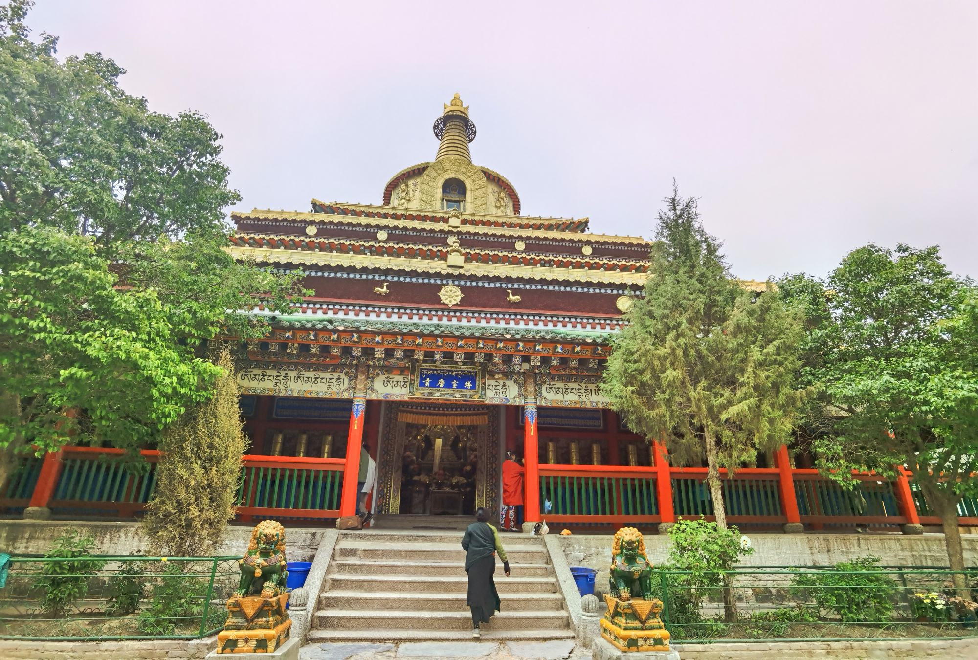 甘南一县城有座世界级的佛学院,学风严谨功课不好要受罚