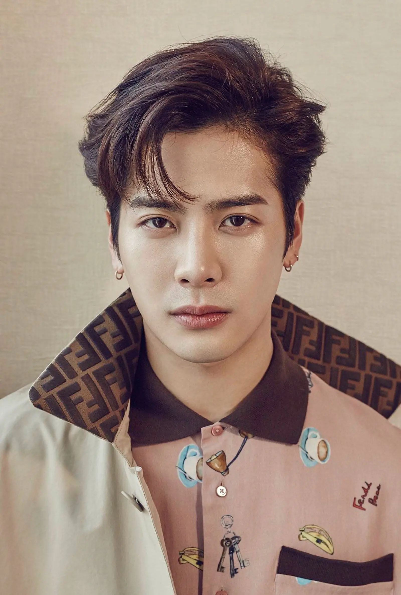 王嘉尔爸妈被偶遇与路人合影神情紧张似乎要干架长相引争议