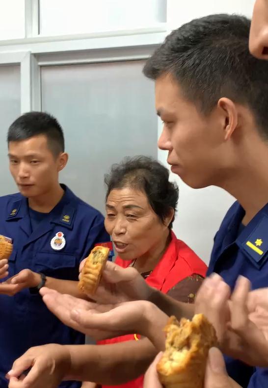 中秋节"老妈妈"自制月饼 组团慰问消防员