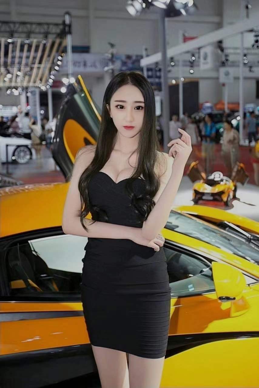 法拉利御用车模悦悦 尽显女神范儿