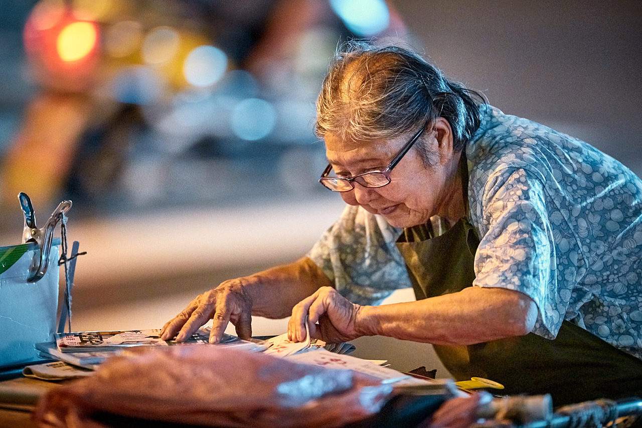 震撼我价值观,开香烛祭品店的孟婆婆,详说烧香祭祀的秘密