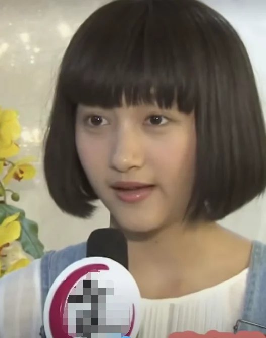 怪不得关晓彤一直长发留中分,看到她齐刘海短发,我先告辞了!