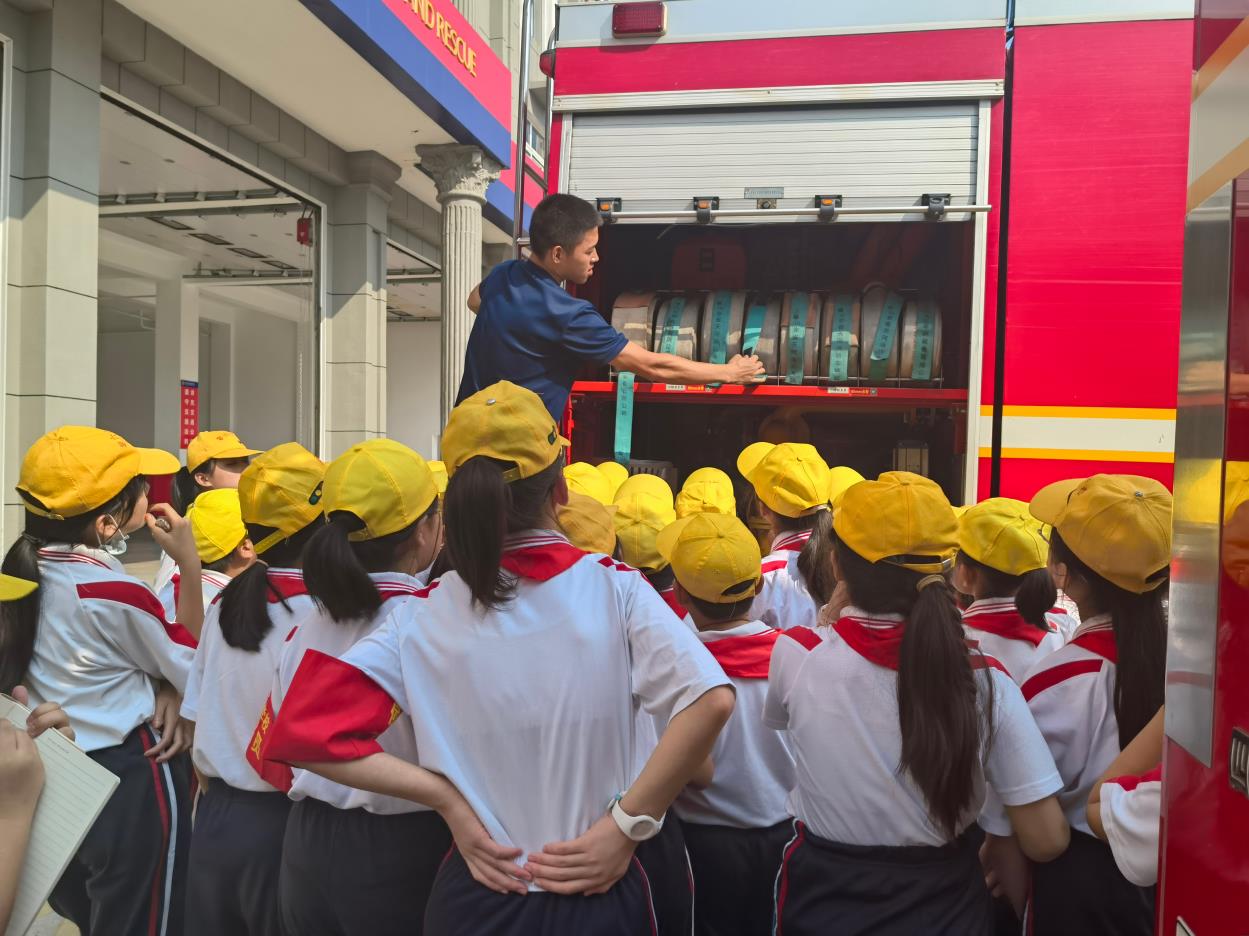 学生们参观侯马消防救援大队"零距离"体验消防生活