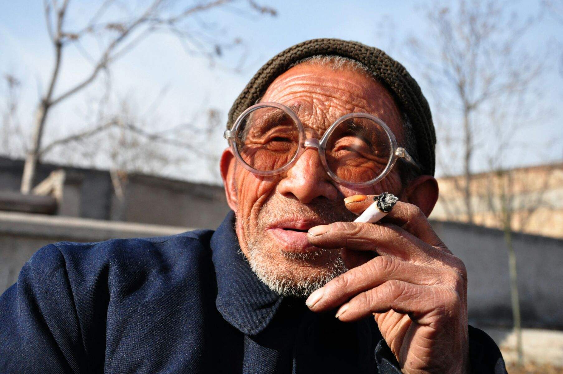 大爷吸烟32年,肺脏依旧红润,医生:这3个习惯,值得借鉴