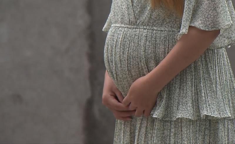 回顾00后女生怀孕5个月,自称被男友抛弃,男友反驳:是她不想结婚