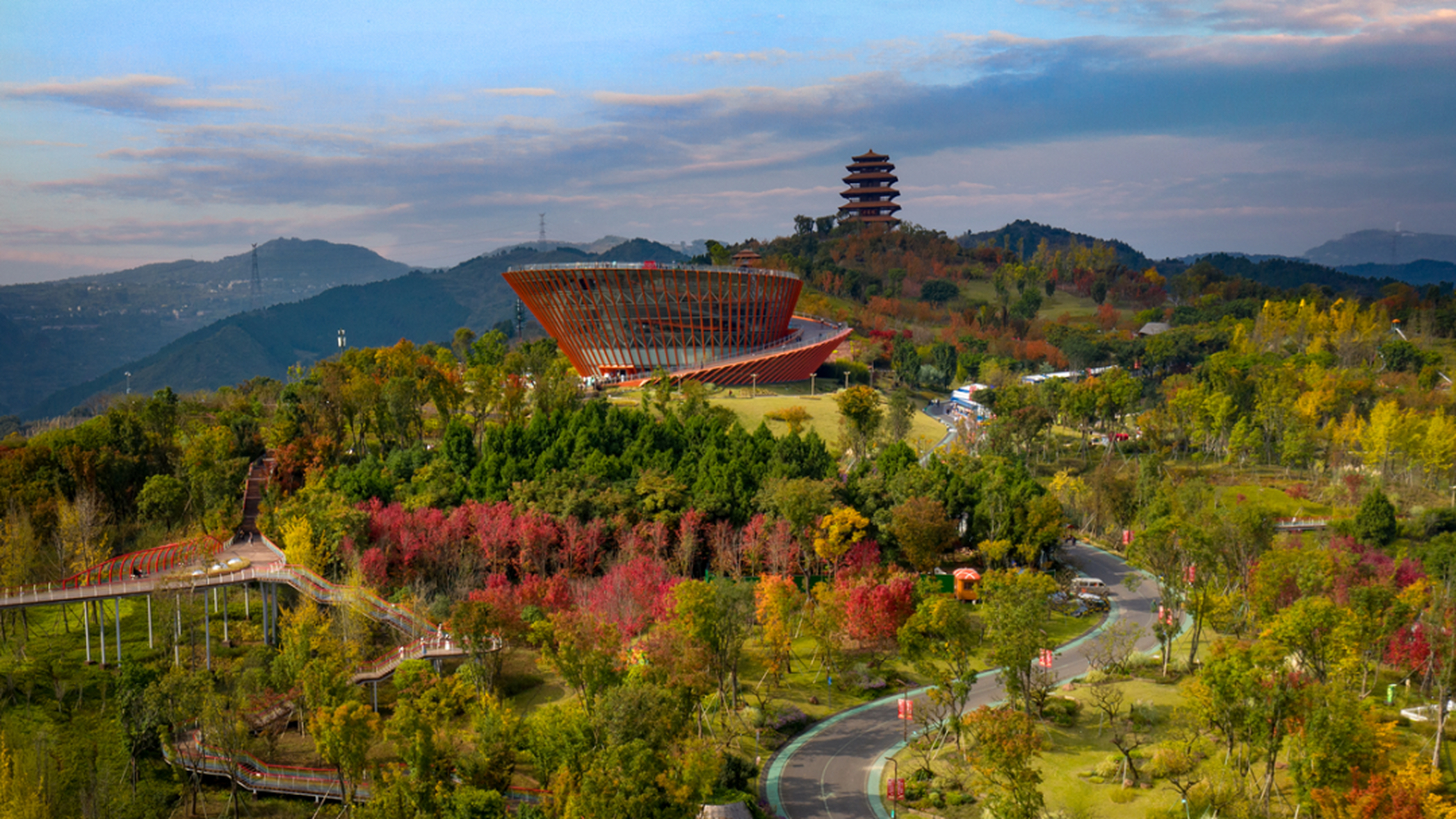 丹景台景区,位于成都龙泉山城市森林公园核心区,海拔约700米,是一个集