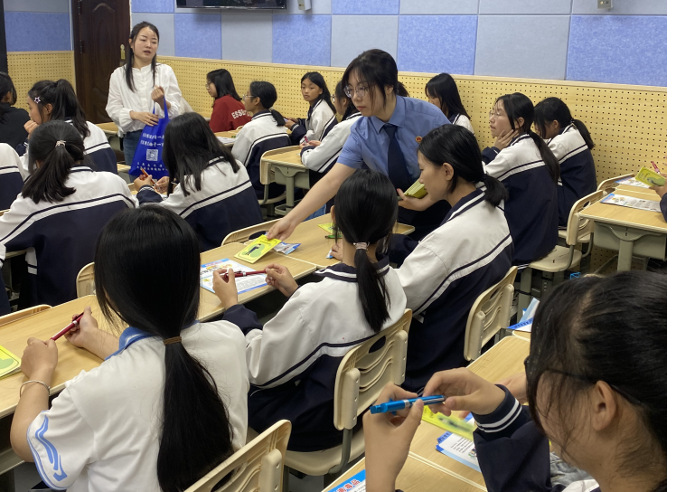 大英县检察院走进隆盛中学开展禁毒知识宣传教育活动