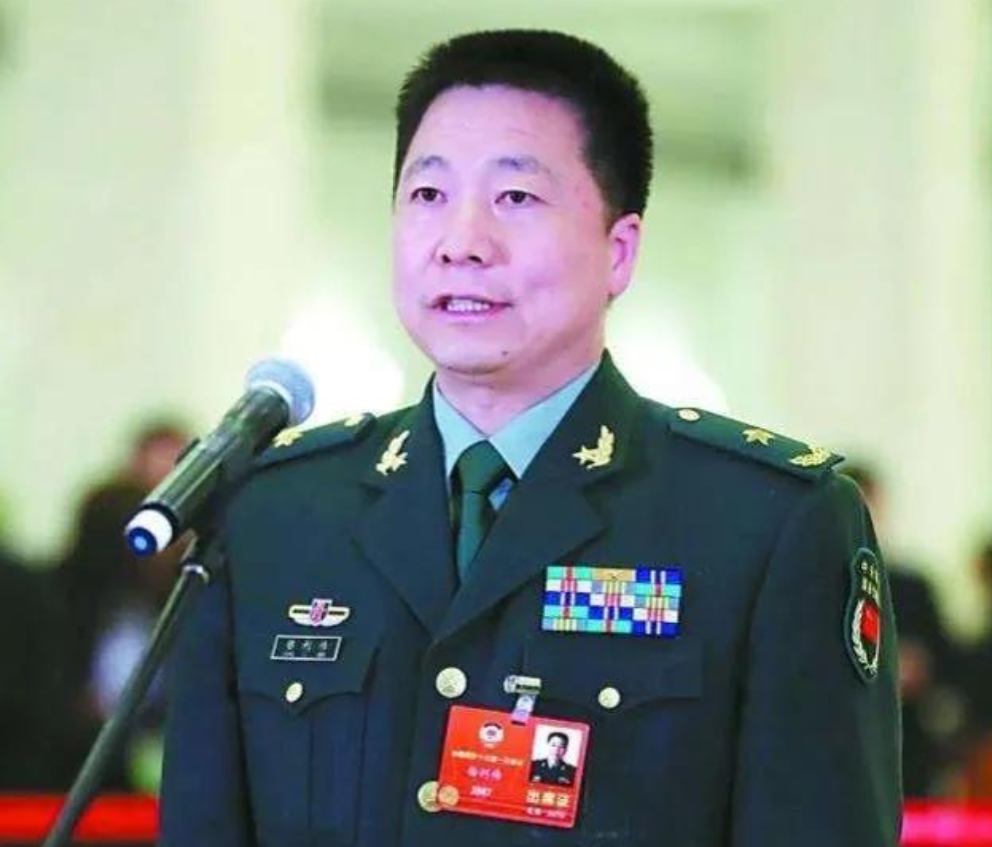 王亚平一起登上太空,但这次身份不同了,此时的他已经成为少将军衔,他