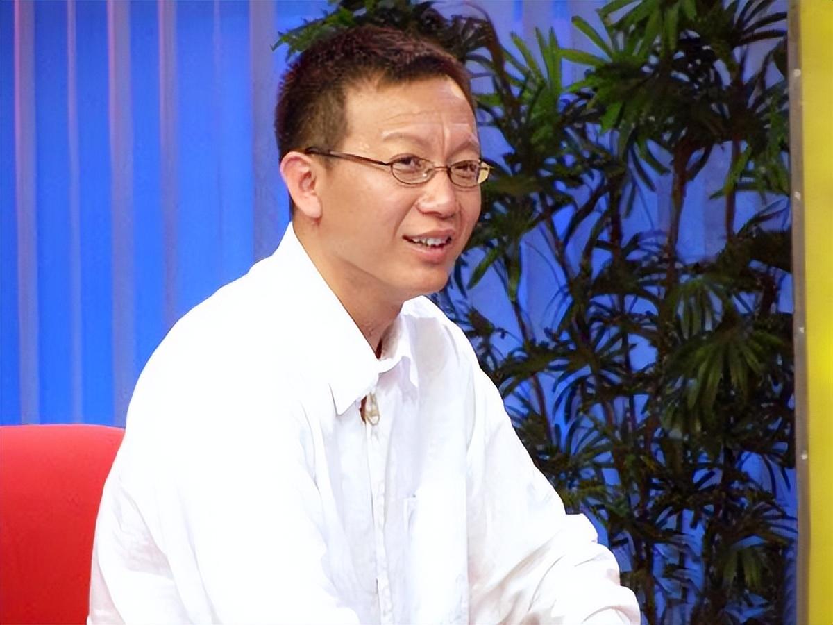 央视名主持高潮东:他与妻子曾是纺织厂同事,饱受亲情空巢困扰