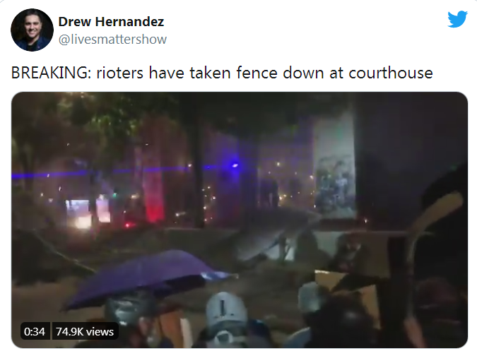 热点|美国波特兰示威者推倒法院围栏，有人称现场就像战场， 特工全副武装上街抓人