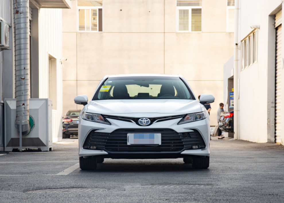 20万左右适合年轻人的代步车,君威和凯美瑞该怎么选