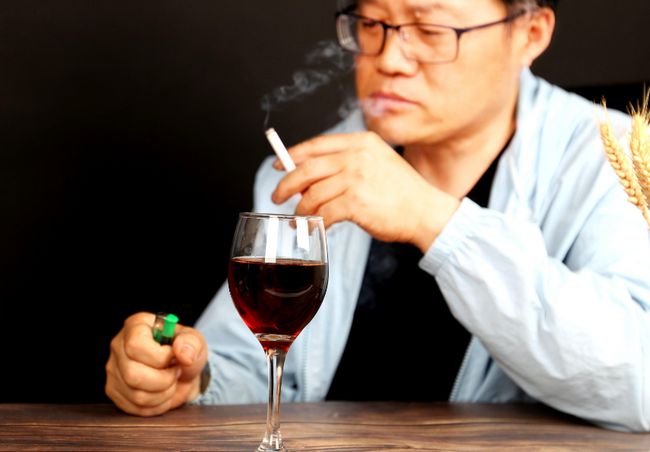 一个人独自喝酒的图片图片