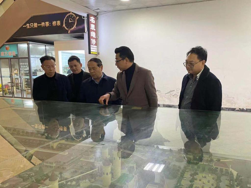 谭精益率队考察时尚制衣和商业综合体项目